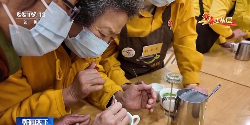  新春走基层丨“如果点了美式却来了拿铁，请多包涵” 新闻 新春走基层丨“如果点了美式却来了拿铁，请多包涵” 新闻