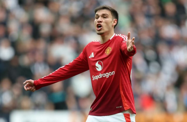  乌加特留队转机：从离队热门到曼联轮换关键？ 新闻 乌加特留队转机：从离队热门到曼联轮换关键？ 新闻