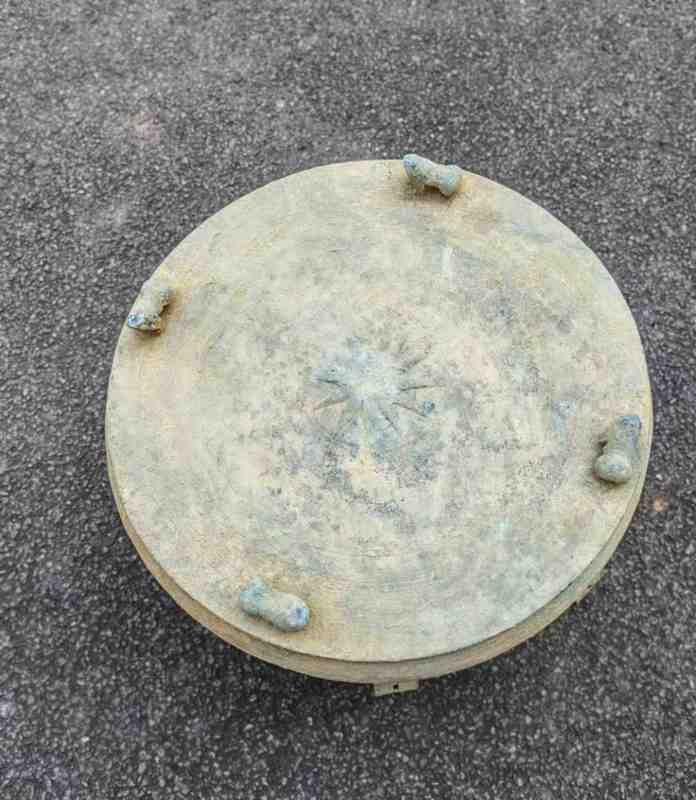  云南威信一村民耕作时挖出东汉铜鼓并主动捐出，专家：应为祭祀时的重要礼器 新闻 云南威信一村民耕作时挖出东汉铜鼓并主动捐出，专家：应为祭祀时的重要礼器 新闻