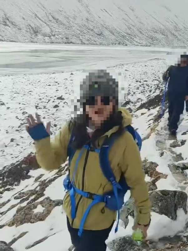  西藏徒步失联女子获救后对镜头微笑引争议，知情人：她私下也比较自责 新闻 西藏徒步失联女子获救后对镜头微笑引争议，知情人：她私下也比较自责 新闻