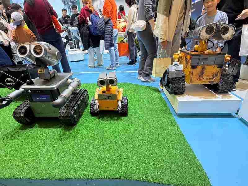 具身智能技术迅猛发展;AWE展会展示家庭应用潜力;多重挑战仍待逐步克服。 IT技术 具身智能技术迅猛发展;AWE展会展示家庭应用潜力;多重挑战仍待逐步克服。 IT技术