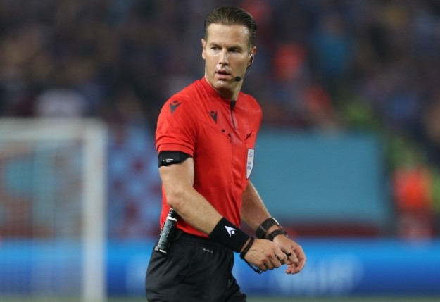 欧足联公布裁判安排;荷兰名哨梅凯利将执法意大利对阵北爱尔兰附加赛。 体育新闻 欧足联公布裁判安排;荷兰名哨梅凯利将执法意大利对阵北爱尔兰附加赛。 体育新闻