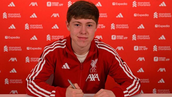  利物浦青训喜讯；18岁中场乔-厄普顿正式签下首份职业合同。 体育新闻 利物浦青训喜讯；18岁中场乔-厄普顿正式签下首份职业合同。 体育新闻