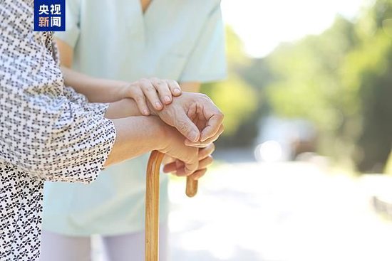 深山老人的护理困局与制度曙光:长护险如何重塑家庭养老防线 健康养生 深山老人的护理困局与制度曙光:长护险如何重塑家庭养老防线 健康养生