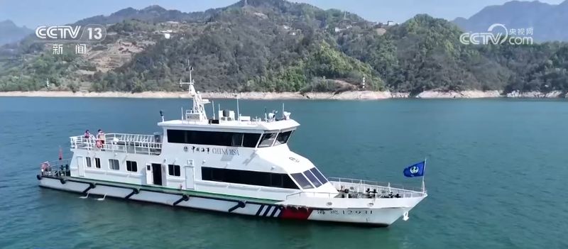 深山江畔的静谧航行：纯电巨轮如何重塑长江黄金水道的生态法则