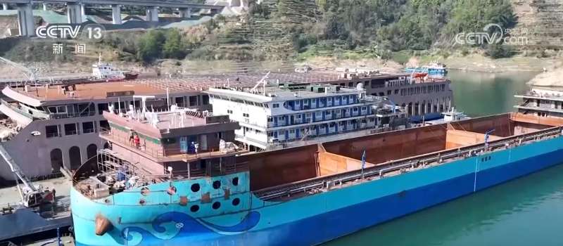  深山江畔的静谧航行：纯电巨轮如何重塑长江黄金水道的生态法则 新闻