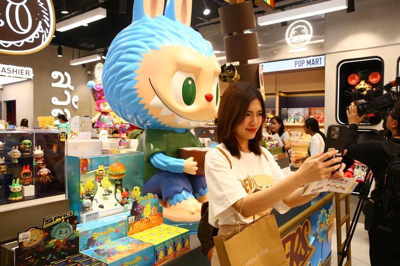  【技术拆解】从敲击音效到情绪消费：泡泡玛特电子木鱼背后的交互设计逻辑 股票财经