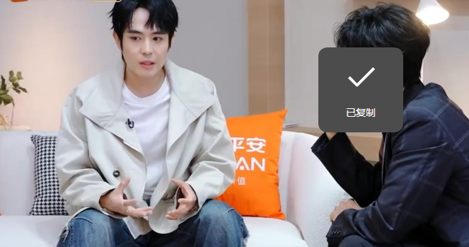  当爱情遇上现实：那个愿意和你一起扛的人，比什么都珍贵 情感心理